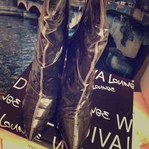 Zip up bootie, closed toe!